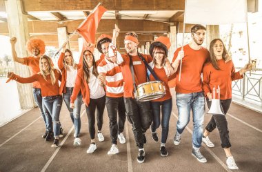 Tezahürat ve Futbol Kupası için yürüyüş Intenational Stadı'nda - maç futbol destekçisi fanlar arkadaşlar grup eğlenceli Spor Dünya Şampiyonası kavramı üzerinde heyecanlı kırmızı ve beyaz t-shirt ile gençler