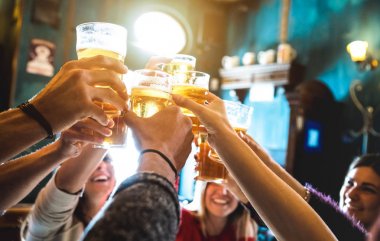 İçme ve bira bira bar restoran - barda serin vintage - orta pint cam - yüksek ISO görüntü odak birlikte eğleniyor genç insanlarla dostluk kavramı, kızartma mutlu arkadaş grubu