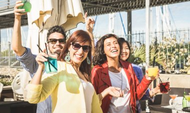 Müzik dans ve having fun birlikte beach parti - süslü yaz bar Festivali'nde kokteyl içme mutlu genç arkadaşlar - eğlence kavramı ile çocuklar ve kızlar açık hava disko kulübü, moda insanlar