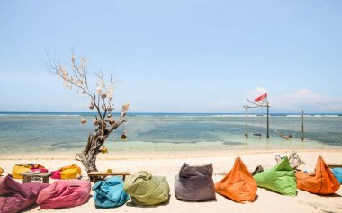 Gili Trawangan beach lounge - güzel hedefleri dünya çapında ile seyahat ve tatil kavramı - Bali ve Lombok Endonezya Adaları ortamlarda soğutma, çok renkli kanepeler ile güneşli bir günde
