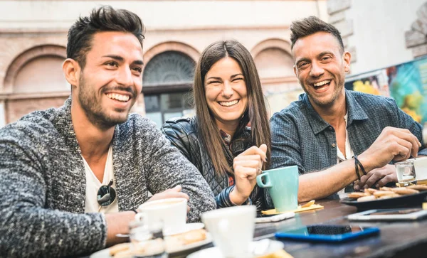 Amigos felices conversando y divirtiéndose en el pub restaurante bebiendo capuchino y té caliente - Jóvenes juntos en la cafetería de moda - Concepto de amistad con hombres y mujeres en la cafetería - Filtro frío — Foto de Stock