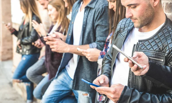 Grupo de amigos multiculturales usando smartphone en la universidad - Millenial personas manos adictas por los teléfonos inteligentes móviles - Concepto de tecnología con millennials siempre conectados - Filtrar imagen —  Fotos de Stock