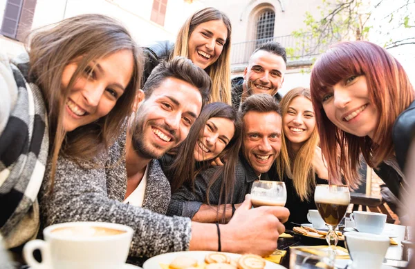 Amigos tomando selfie no bar restaurante bebendo cappuccino e café irlandês - Pessoas se divertindo juntas na cafetaria da moda - Conceito de amizade com homens e mulheres felizes no café - Filtro quente — Fotografia de Stock