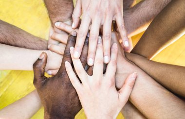Üstten Görünüm çok ırklı yığın eller - çok ırklı insanlarla barış ve birlik ırkçılığa karşı temsil eden uluslararası dostluk kavramı - Multi ırksal sevgi ve çeşitlilik arasında entegrasyon