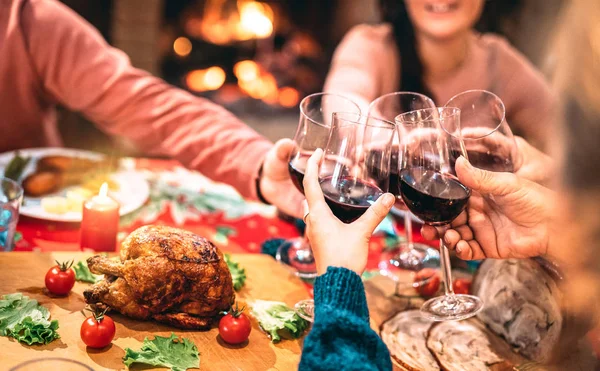 Семейный тост за красное вино и веселье на рождественском ужине - Концепция праздника со счастливыми людьми, наслаждающимися зимним временем вместе на празднике домашнего ужина - Теплый фильтр с фокусом на бокалы — стоковое фото