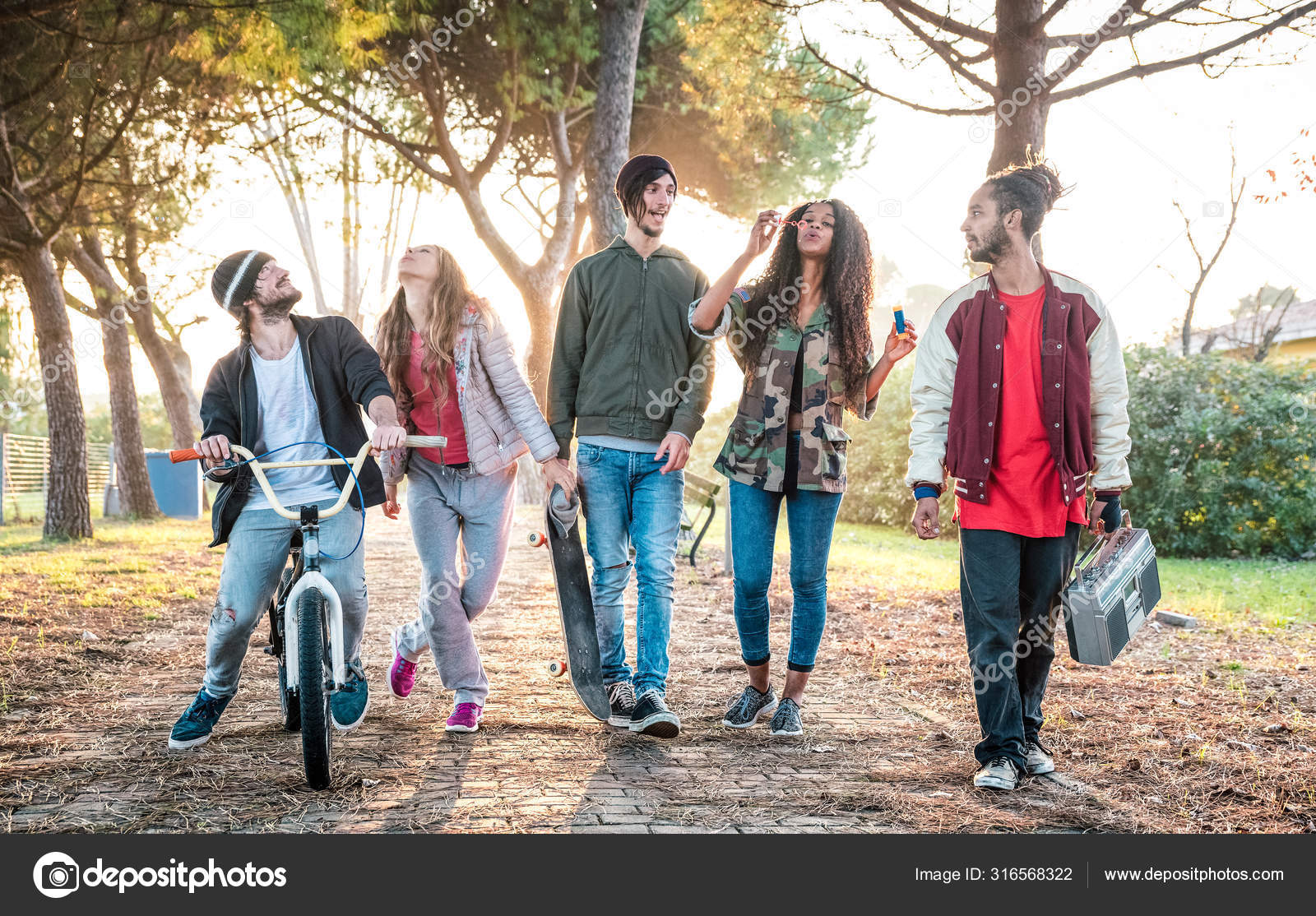 прогулка в парке с друзьями. гуляют ли с друзьями девушки. друзья на прогулке. компания друзей в парке. подростки ночью на улице.