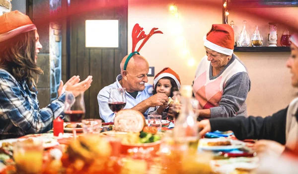 Grande família de várias gerações se divertindo na festa de Natal - conceito de férias de inverno x mas com pais e crianças comendo juntos abrindo presentes em casa - Foque no vovô e mãos daugther — Fotografia de Stock