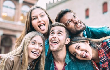 Şehir turnesinde selfie çeken en iyi arkadaşlar milenyum insanlarıyla mutlu arkadaşlık konsepti her gün yeni nesil temsilcilerinin tasasız yaşam tarzının tadını çıkarması.