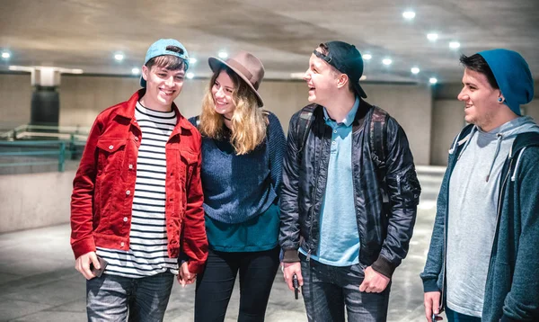 Bästa vänner killar och flickor millennial att ha genuint roligt på urban underground-området i Berlin stad - Vänskap och ungdom koncept med ungdomar tonåringar som delar cool tid tillsammans - Kallt filter — Stockfoto