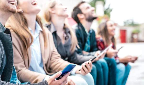 Teman tertawa sambil menggunakan smartphone saat liburan kuliah orang-orang berbagi konten tren dengan ponsel konsep teknologi dengan remaja yang selalu terhubung filter Bright — Stok Foto