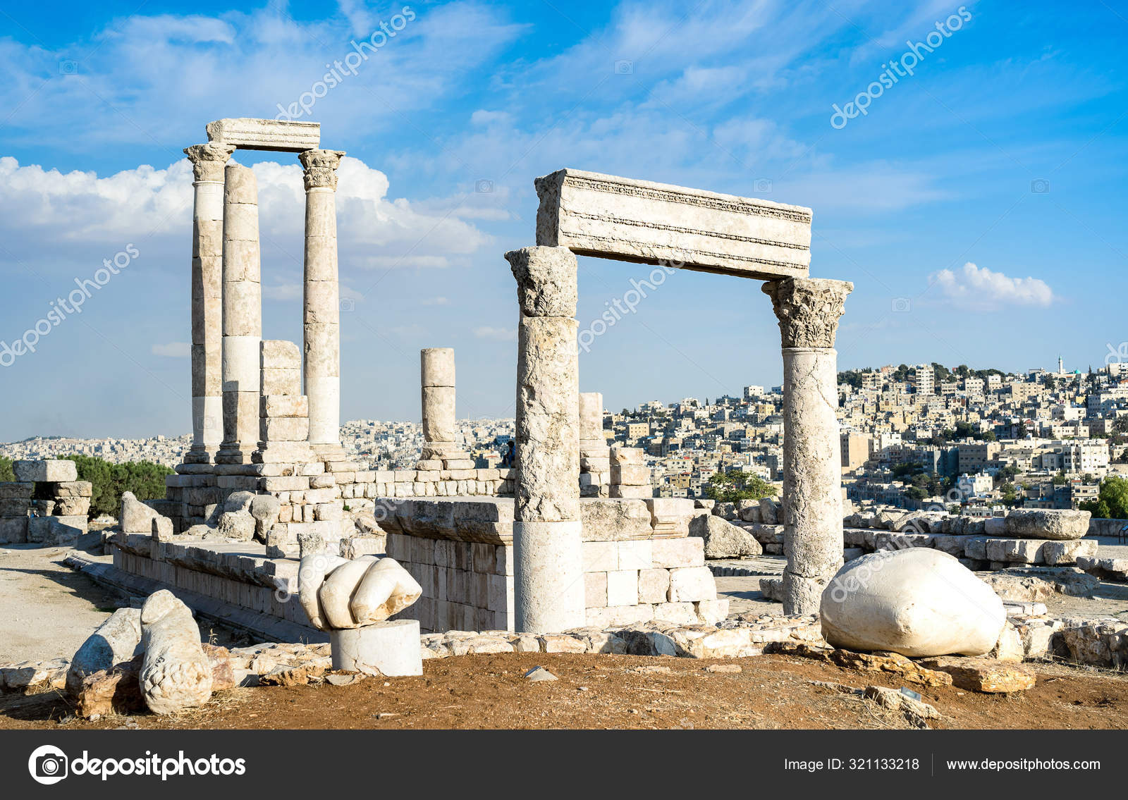 Anciennes ruines romaines de la citadelle au sommet de la ville d'Amman -  capitale de la