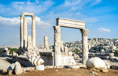 Amman şehrinin tepesindeki antik Roma harabeleri - Ortadoğu 'daki Ürdün başkenti - Arapça Jabal al al-Qal' a-Parlak filtreli Herkül Tapınağı ile seyahat harikası konsepti