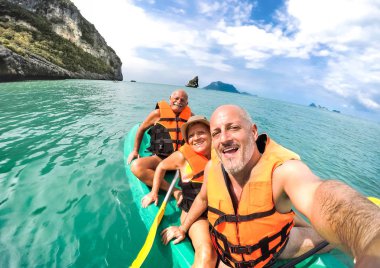 Yaşlı anne ve baba ve oğlu Tayland 'da kayak gezisinde selfie çekiyorlar - Güneydoğu Asya' da macera seyahati - Yaşlılar ve aile kavramı ailelerle aşk paylaşımı anları - sıcak ve canlı görünüm