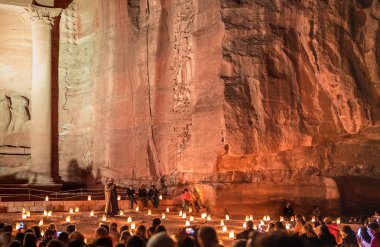 Petra, Ürdün - 4 Kasım 2019: Bedevi flüt sanatçısı geceleyin Petra 'daki Hazine Tapınağı' nda uluslararası turistlerin önünde gösteri yapıyor - Nabatean Krallığı 'nın dünya mirası sahası