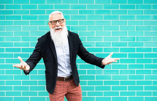 Homem hipster alegre no humor de boas-vindas posando contra fundo de parede azul-turquesa - Velho na moda vestindo roupas de moda casual - Conceito de estilo de vida idoso feliz sem limites de idade - Filtro Azure — Fotografia de Stock