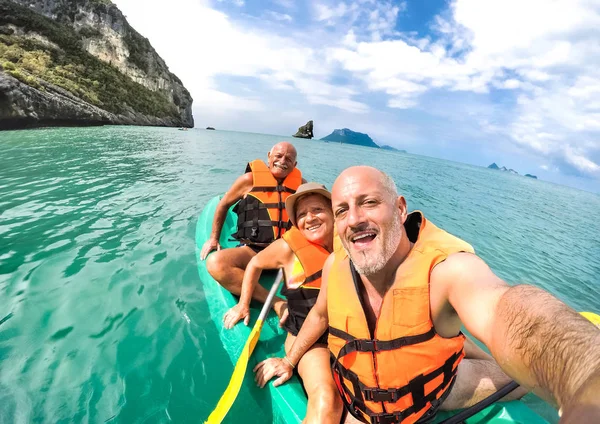 Yaşlı anne ve baba ve oğlu Tayland 'da kayak gezisinde selfie çekiyorlar - Güneydoğu Asya' da macera seyahati - Yaşlılar ve aile kavramı ailelerle aşk paylaşımı anları - sıcak ve canlı görünüm — Stok fotoğraf