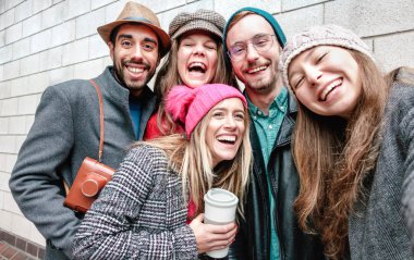 En iyi arkadaşlar sıcak moda kıyafetleriyle selfie çekiyorlar - mutlu yaşam tarzı konsepti milenyum insanlarıyla birlikte eğleniyorlar - gelecek neslin her günü açık havada arkadaşlığın tadını çıkarıyorlar