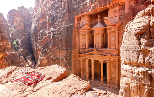 High angle panorama view of Treasury Temple in Petra after sunrise - World heritage site from the Nabatean Kingdom in Jordan - Travel and wanderlust concept on Middel East Asia wonders — Stock Photo, Image