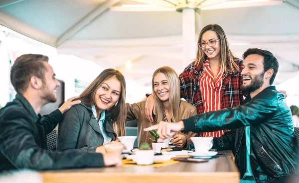 Teman bersenang-senang di kedai kopi - Anak muda yang berbicara dan berbagi waktu bersama di area lounge universitas - Konsep persahabatan dengan pria dan gadis yang bahagia di kafe restoran - Filter lampu bohlam hangat — Stok Foto