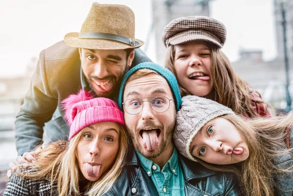 Best friends taking selfie on winter fashion clothes - Happy friendship concept with millennial people having fun together - Everyday life of next generation guys and girls enjoying holidays lifestyle — Stock Photo, Image