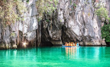 Palawan 'a özgü Filipinler' e seyahat konsepti olan uzun kuyruklu yeraltı teknesiyle Puerto Princesa yeraltı nehrinin mağara girişi.