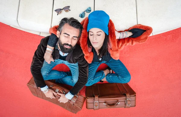 Mode hipster par med vila på resa på vägen - Wanderlust koncept med avslappnad pojkvän och flickvän kär i anbud kram på restiden med vintage läder fall - Vivid färgfilter — Stockfoto
