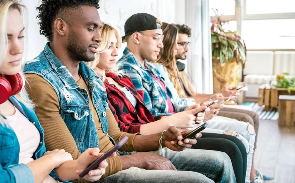 Multirassische Freundesgruppe über gelangweilte Momente mit Smartphone - süchtige Menschen hypnotisiert durch Handy und soziale Netzwerke - Technologiekonzept mit immer vernetzten Millennials — Stockfoto