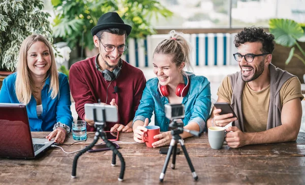 Teman-teman muda grup berbagi info di platform streaming dengan webcam - Mulai konsep pemasaran dengan pria dan gadis-gadis milenial bersenang-senang vlogging live talk feed pada sosial media jaringan - Bright filter — Stok Foto