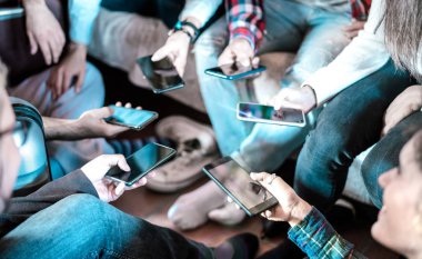 Arkadaşların evde cep telefonu kullanırken eğlenmeye düşkünlüğü - İnsanların el kameralarını kapatın, sosyal medya ağında akıllı telefon ile fotoğraf paylaşın - bin yıllık cep telefonuyla teknoloji kavramı