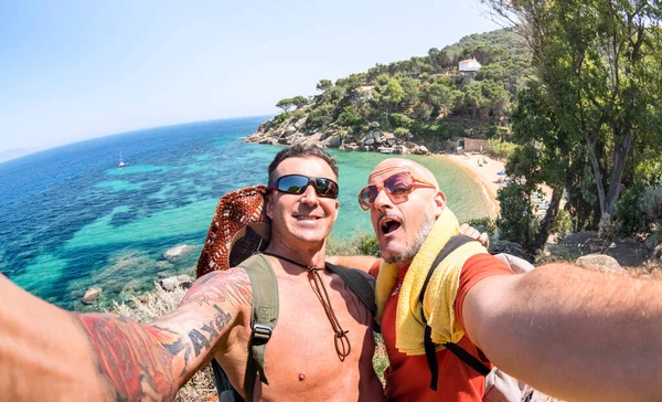 冒険旅行でギリオ島で自撮りをしている親友-幸せな楽しい瞬間を楽しむゲイのカップルとのワンダフルライフスタイルのコンセプト-世界中の美しさを一緒に旅行-鮮やかなフィルター — ストック写真