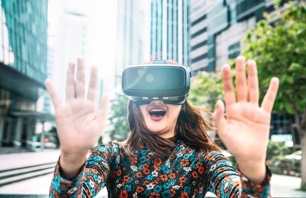 Wanita Asia muda yang mengalami kacamata vr di kota modern realitas virtual dan konsep teknologi yang dapat dikenakan dengan gadis bersenang-senang dengan kacamata headset Generasi z tren digital pada filter kontras terang — Stok Foto