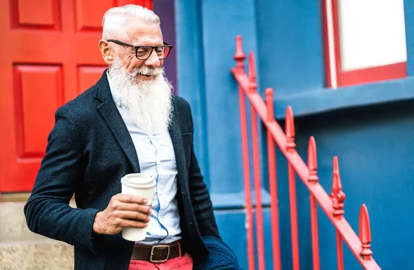 Hipster homem de negócios andando com takeaway xícara de fundo da parede do café - Velho na moda vestindo roupas de moda casual - Conceito de estilo de vida idoso feliz sem limites de idade - Filtro vívido brilhante — Fotografia de Stock