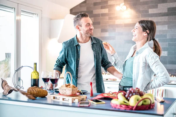 Mladý pár v lásce baví doma kuchyně - šťastný millenial milenci těší oběd společně doma na výročí výročí - Pravý vztah koncept na světlé vnitřní filtr — Stock fotografie