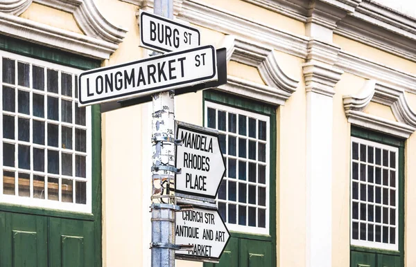 ケープタウンのBurg Stとの交差点でのロングマーケット・ストリートの都市標識-南アフリカの世界的に有名な都市 — ストック写真