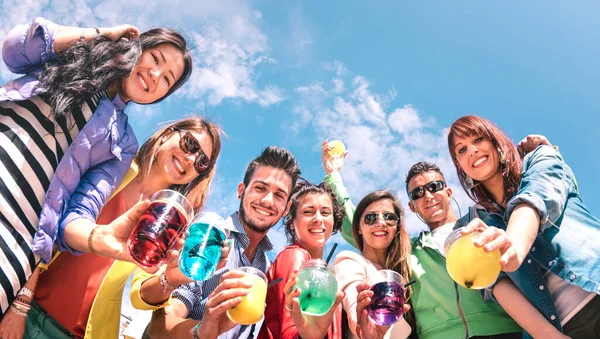 Groupe d'amis boire des cocktails de fantaisie à la fête de plage d'été - Jeunes gens milléniaux s'amuser sur des vacances de luxe à l'heure de l'apéro - Concept de style de vie de voyage avec des jalons sur filtre vif lumineux — Photo