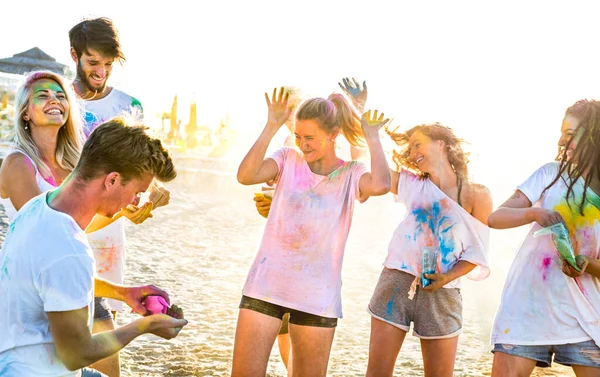 Happy friends having fun at beach party in holi colors summer festival - Młodzi ludzie millennial zabawy razem z prawdziwego podekscytowany nastrój - Koncepcja podróży z chłopakami i dziewczętami na wielokolorowy filtr — Zdjęcie stockowe