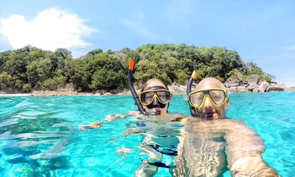 Casal jovem levando selfie em cenário tropical com câmera à prova d 'água - Passeio de barco snorkeling excursão em ilhas Similan - Estilo de vida dos jovens e conceito de viagem ao redor do mundo - Filtro vívido brilhante — Fotografia de Stock