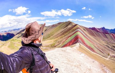 Maceracı adam, Peru 'da seyahat deneyimi sırasında Vinicunca Dağı' ndaki Gökkuşağı Dağı 'nda selfie çekiyor. Gezgin tutkusu kavramı, dünyanın dört bir yanındaki doğa harikalarını araştırıyor.