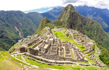 Machu Picchu 'nun panoramik manzarası Peru' daki arkeolojik harabelerde şehir kaybetmesi - Peru dağlarındaki dünyaca ünlü İnka patikalarında özel seyahat yeri ve doğal mucize