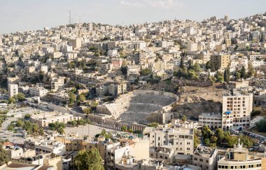 Ürdün 'deki antik Roma tiyatrosu kalıntıları ile Amman şehrinin havadan görünüşü - Ortadoğu dünyasının ünlü hedefleri hakkında seyahat harikası konsepti - parlak sıcak filtre