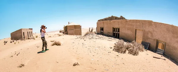 Horisontell Gröda Äventyrlig Resenär Fotograf Kolmanskopp Spökby Nära Luderitz Namibia — Stockfoto