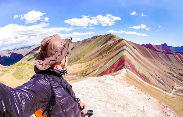 Adventure Traveler Guy Taking Selfie Rainbow Mountain Vinicunca Mount Roadtrip — Φωτογραφία Αρχείου