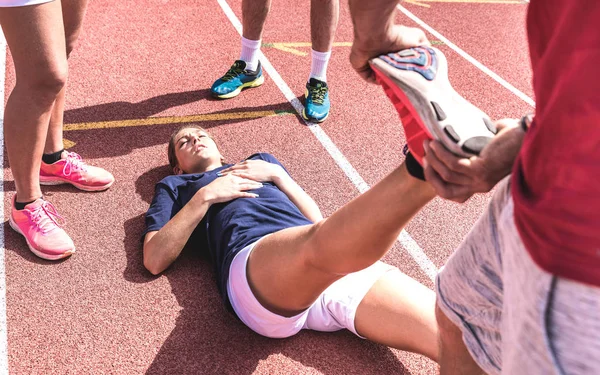 Atlet Wanita Terluka Pada Latihan Lari Atletik Pelatih Pria Merawat — Stok Foto