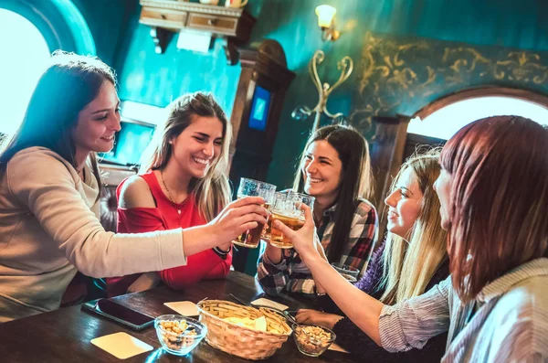 Happy Girlfriends Toasting Piwo Restauracji Bar Browar Kobieta Koncepcja Przyjaźni — Zdjęcie stockowe