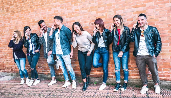 Fashion Millenial Friends Using Smartphone University College Backyard Jongeren Verslaafd — Stockfoto