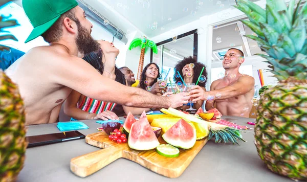 Glückliche Freunde Stoßen Bei Bootsparty Auf Tropische Cocktails Junge Millennials — Stockfoto