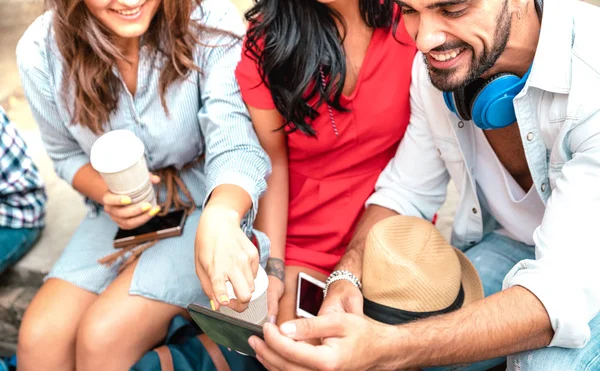 Amigos Felizes Divertindo Juntos Localização Livre Jovens Influenciadores Conversando Compartilhando — Fotografia de Stock