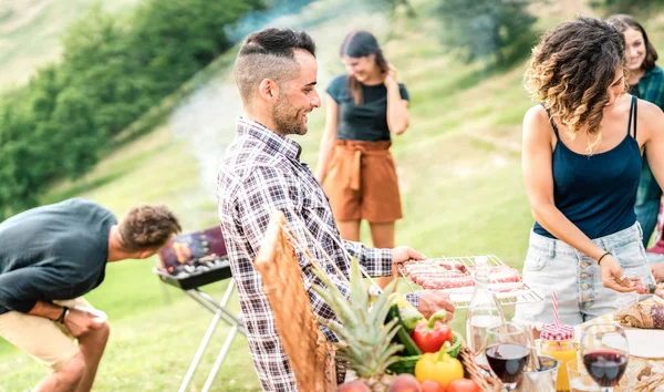 Jonge Vrienden Hebben Plezier Buitenlucht Picknick Bereiden Van Voedsel Barbecue — Stockfoto