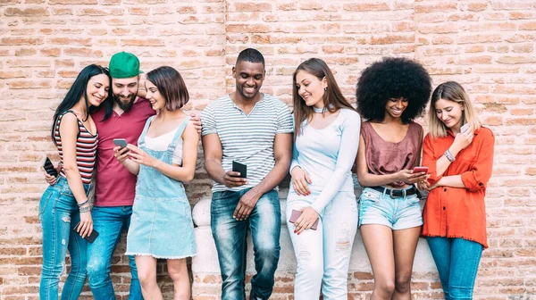 Glada Multietniska Vänner Använder Smartphone Högskolan Bakgård Unga Människor Missbrukarhumör — Stockfoto