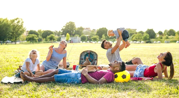 Famílias Multirraciais Jovens Divertindo Brincando Com Crianças Festa Piquenique Jardim — Fotografia de Stock